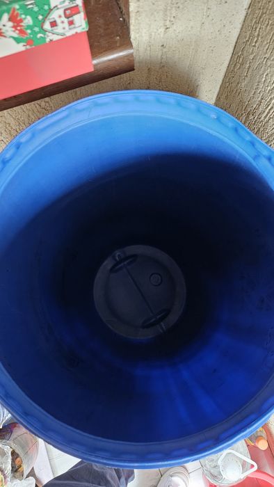 Butoi plastic 120-150L cu capac, stare bună