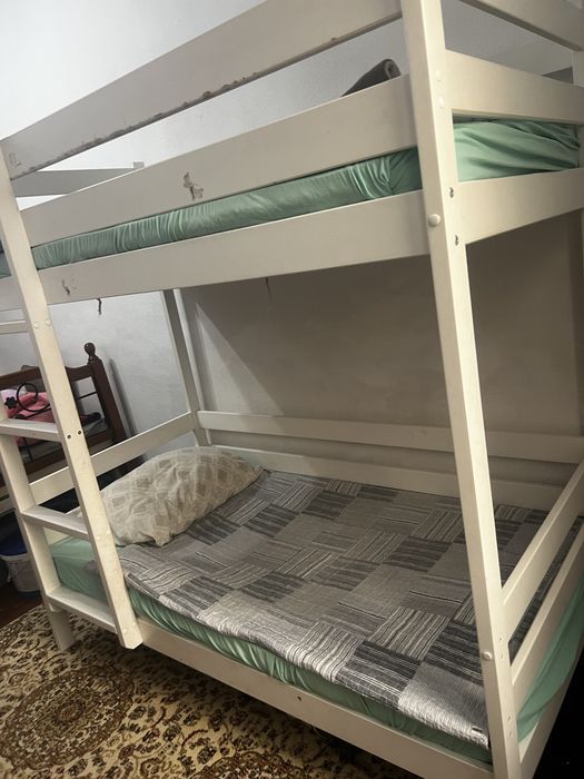 Двухъярусная кровать с матрасами