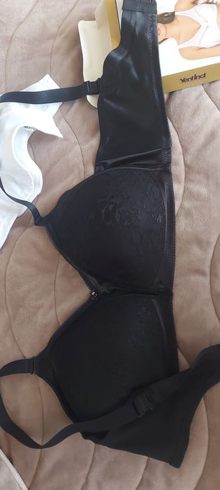 Сутиен по- голям размер остана само белия