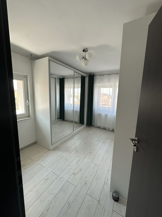 Apartament 4 camere de închiriat