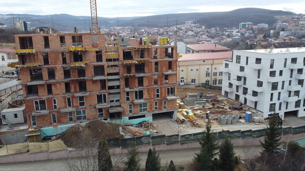 Apartament cu doua camere decomandate si gradina generoasa