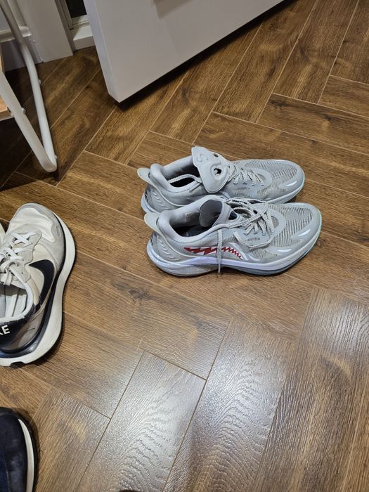 Срочно продам кроссовки.  Каждая пара по 100 000 сум