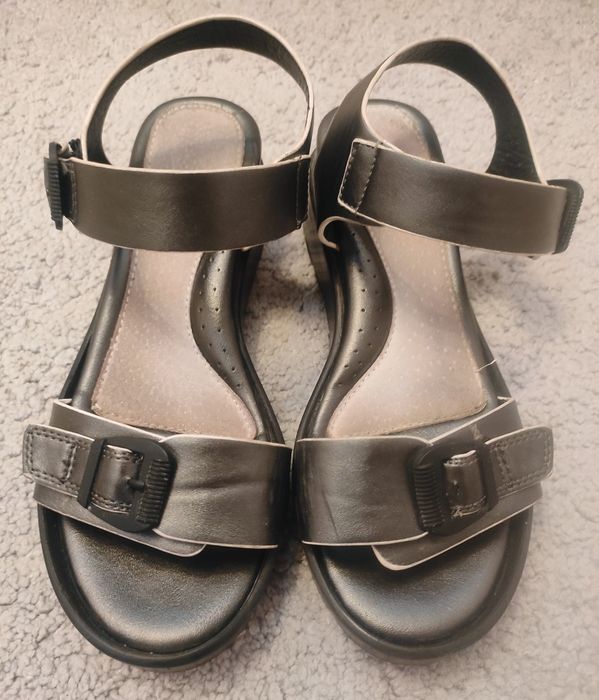 Продаётся сандалии на девочку.р36.в идеальном состоянии.стелька кожа.