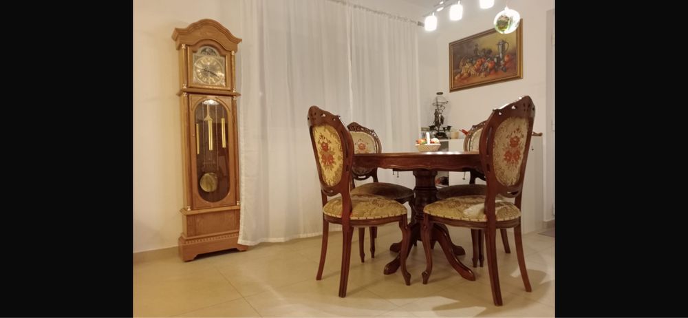 Masă cu scaune stil baroc.