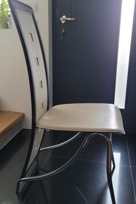 Vand masa dining si scaune piele naturala.