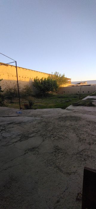 Uy tezda sotiladi biznes qilish uchun qulay joyda joylashgan