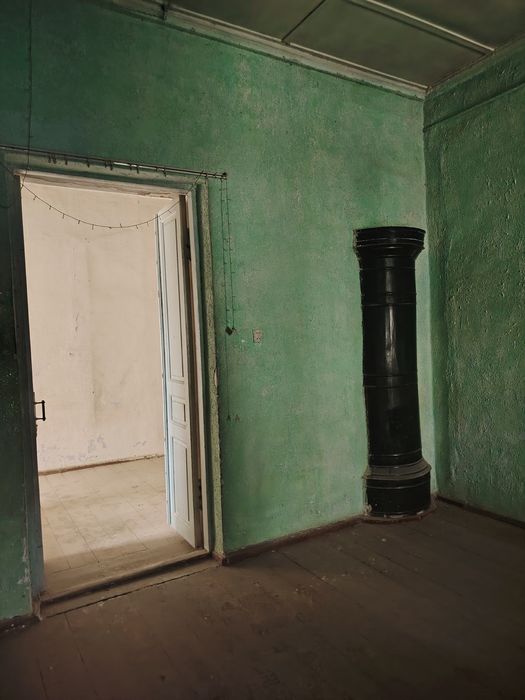 Opshiy dvor lekin adelni qilingan darvozasi bor adelni