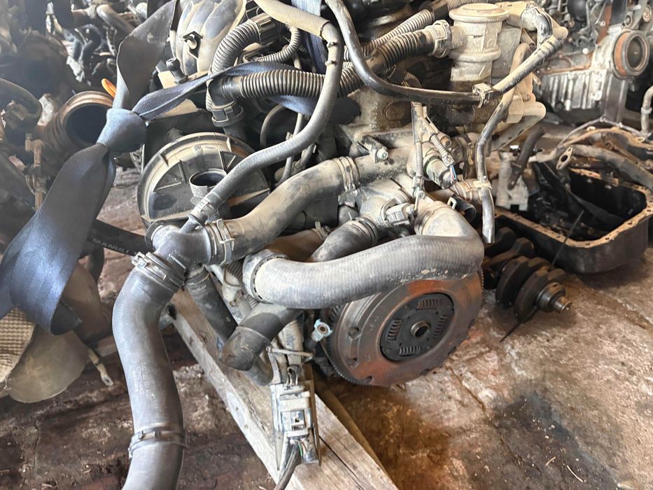 Двигател мотор audi a3 ауди а3 аву avu 1.6 бензин