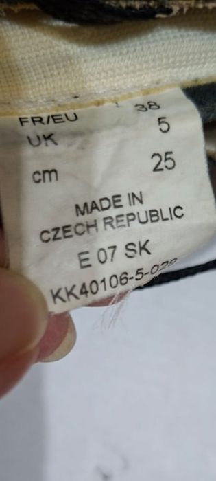 Продам  полупрофессиональные фигурные коньки Botas Dagmar