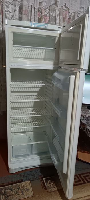 Холодильник Indesit