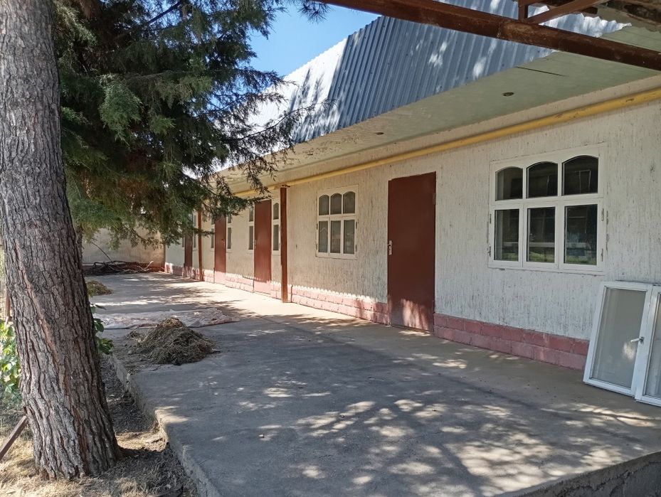 Ҳовли уй сотилади