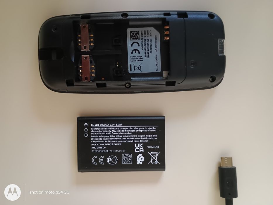 Напълно нов мобилен телефон NOKIA 105, за 2 СИМ карти, с оригиналното зарядно, кутия и книжка-упътване