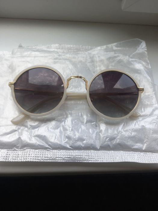 Продаются солнцезащитные очки. Новые. Круглые. На небольшое лицо.