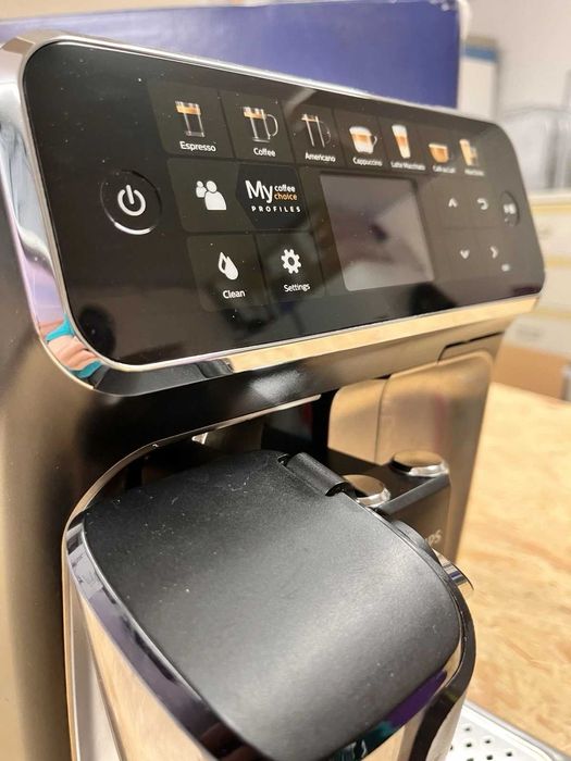 Philips LatteGo 5400, модел EP 5447/90 - внос , с БГ меню в оригинална