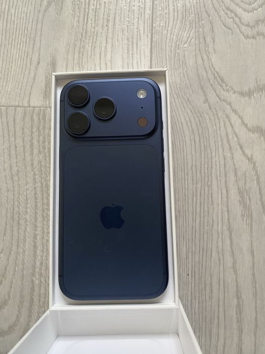 Iphone 17 pro blue