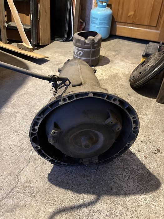 Запчасти на мерседес 2000 года.