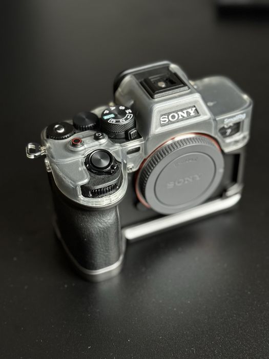 Sony a7iv + cage