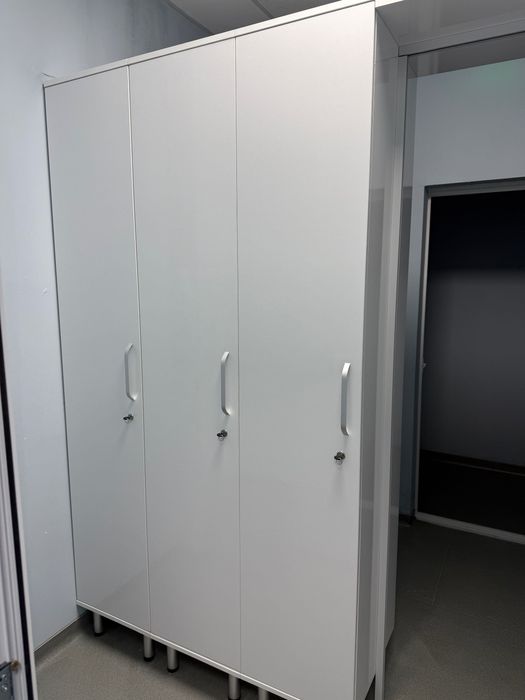 Гардероб,шкафчета за работници с отделения и врата хармоника