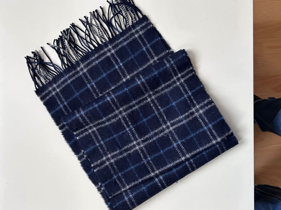 Мек вълнен шал в син цвят с ресни