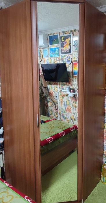 Углавой шкаф с зерколой