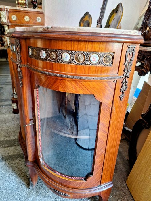 Бароково витринно шкафче