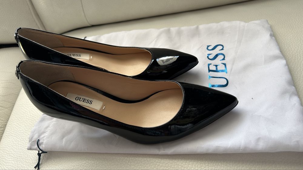 Елегантни обувки Guess