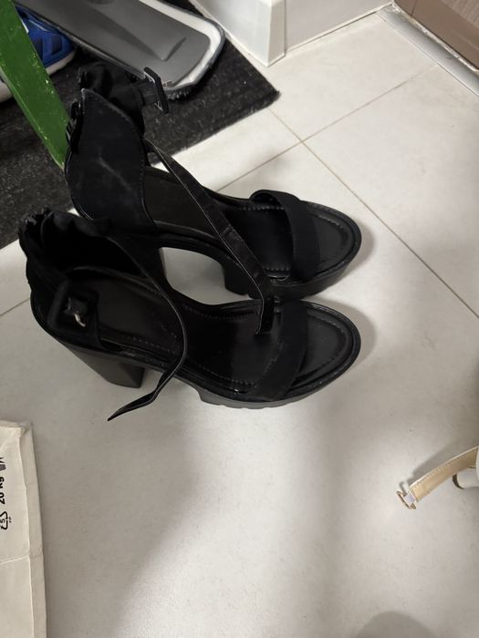 Pantofi cu toc inalt