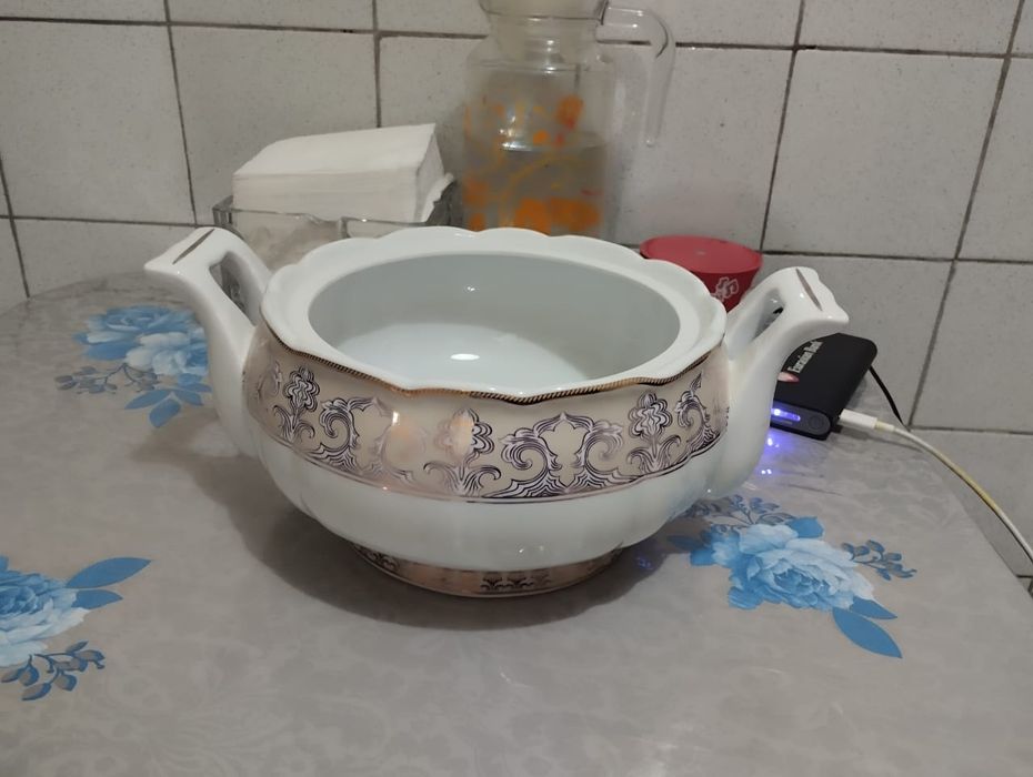 Фарфоровые чайники, супница без крышки