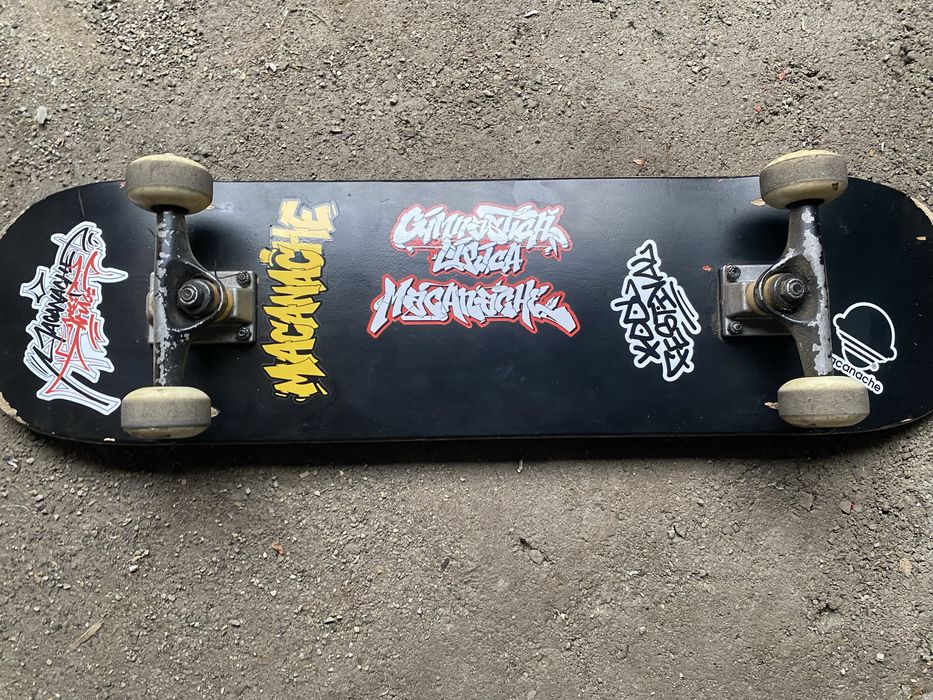 skateboard cu stickere macanache