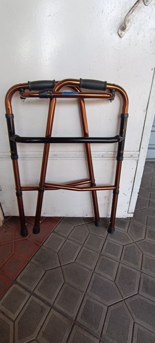 Ходунки для пожилых людей, металлические.