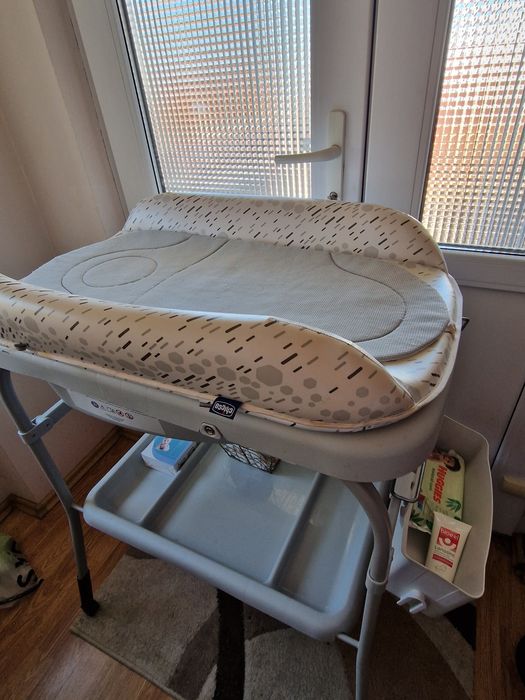 Vând masa de schimbat/înfasat bebe +cadita