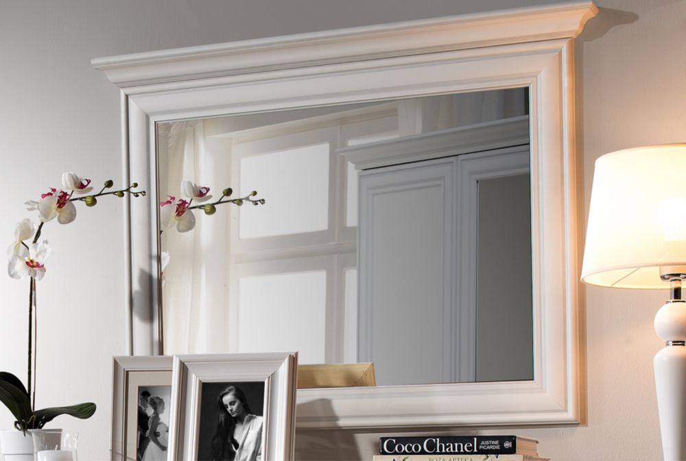 Зеркало в деревянной раме