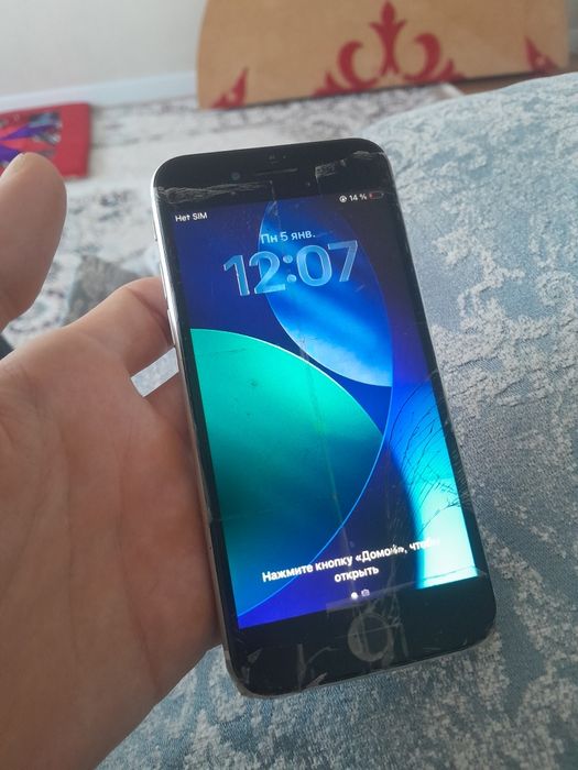 iPhone SE 2020 / 64 GB (на запчасти или под ремонт)