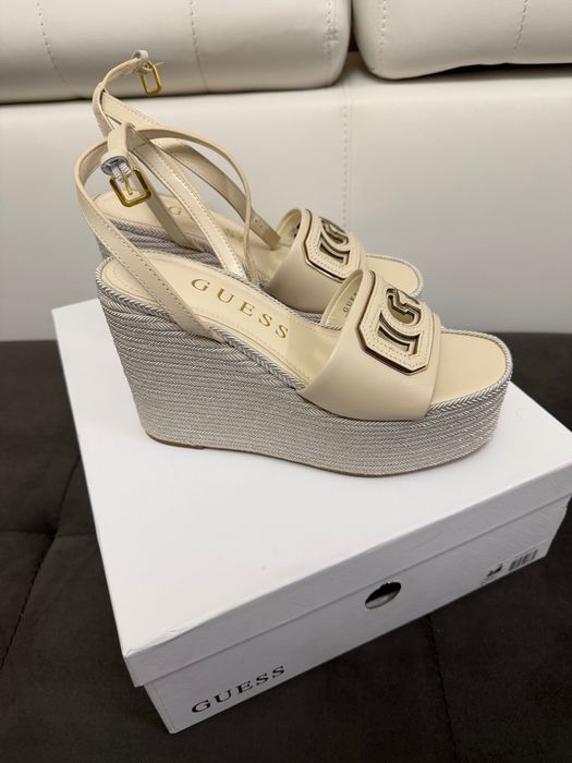 Чисто нови летни сандали на Guess