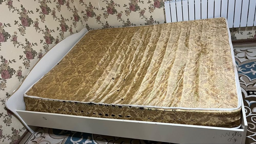 Кровать с матрасом