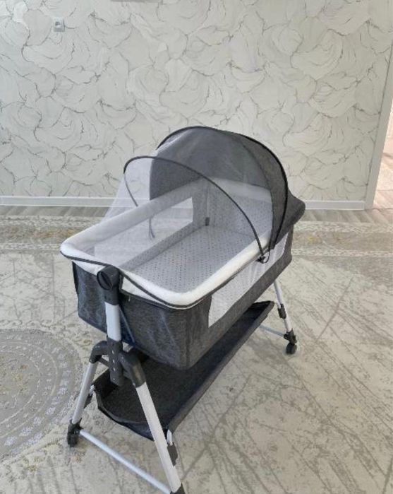 Продам манеж-кровать в подарок шезлонг.