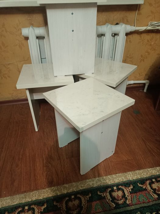 Табуреты разных цветов