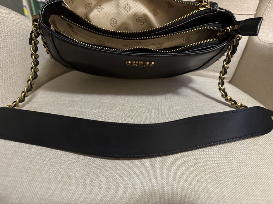 Черна чанта GUESS