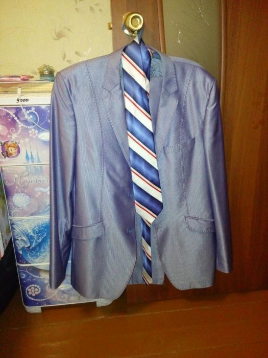 Продам костюм 48-50 размер, приталеный