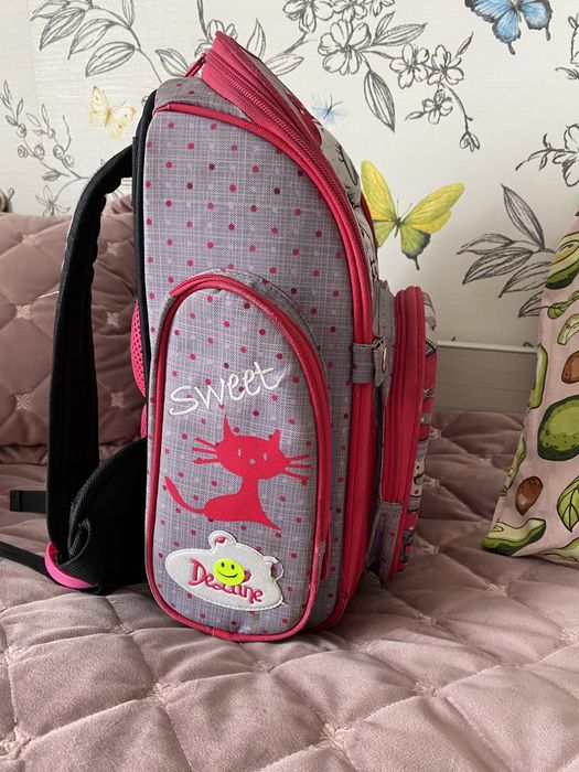 Поодам школьный рюкзак