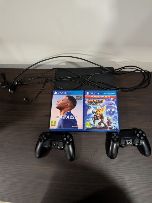 Ps 4 с 2 игри и 2 контролера