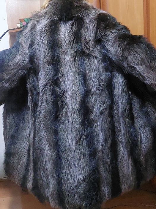 Продам шубу из меха енота.