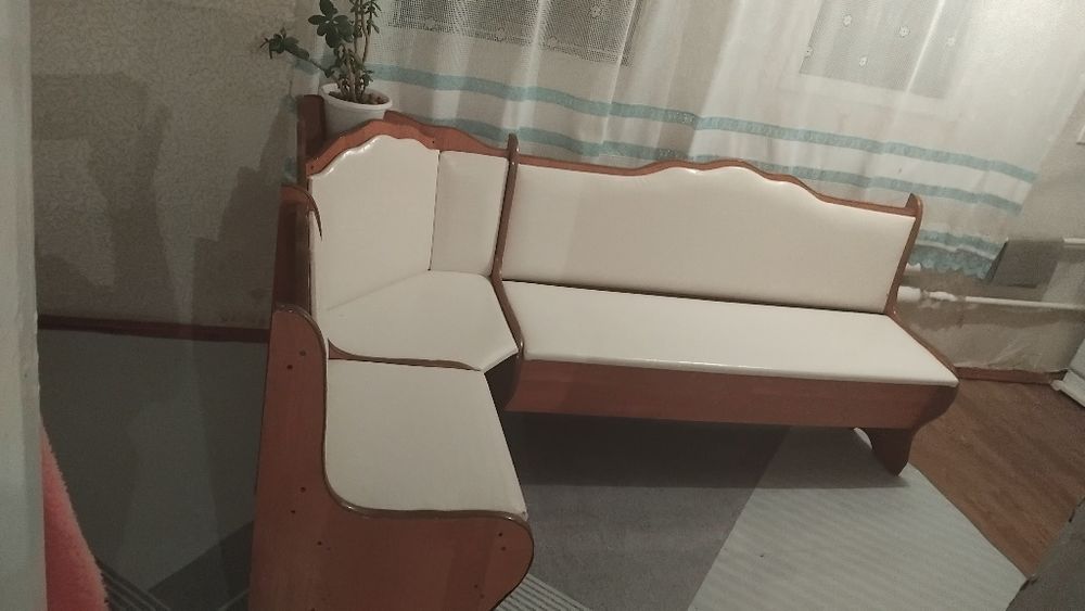 Кухонный стол и уголок
