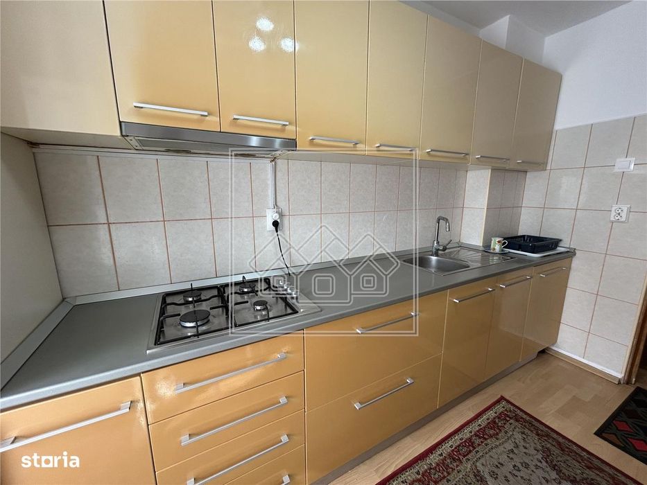 Apartament spatios cu 3 camere, Str. Scoala de Inot