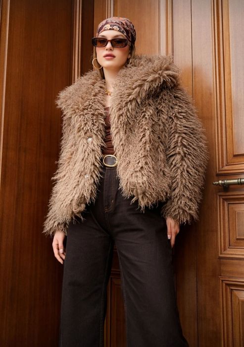 Палто късо с дълъг косъм.