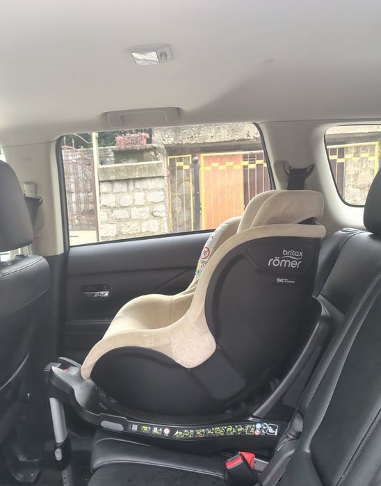 Britax Römer Dualfix i-Size 61–105 см, ISOFIX, 360° въртене + калъф