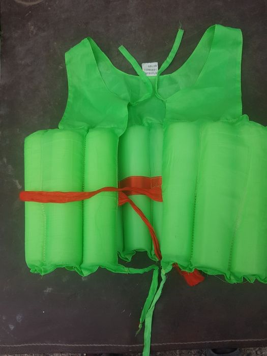 Жилет,доски для плавания