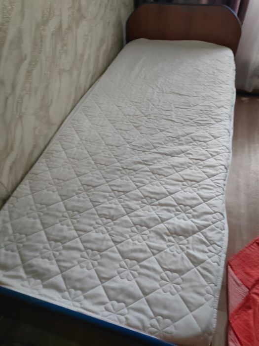 Продам кровать с матрасом.