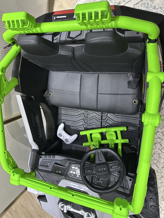 Детская машина на пульте