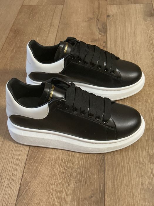 Vând Alexander McQueen